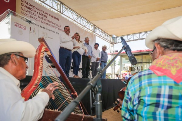 Presidente destaca importancia de preservar culturas originarias; se compromete con pueblos guarijío y mayo