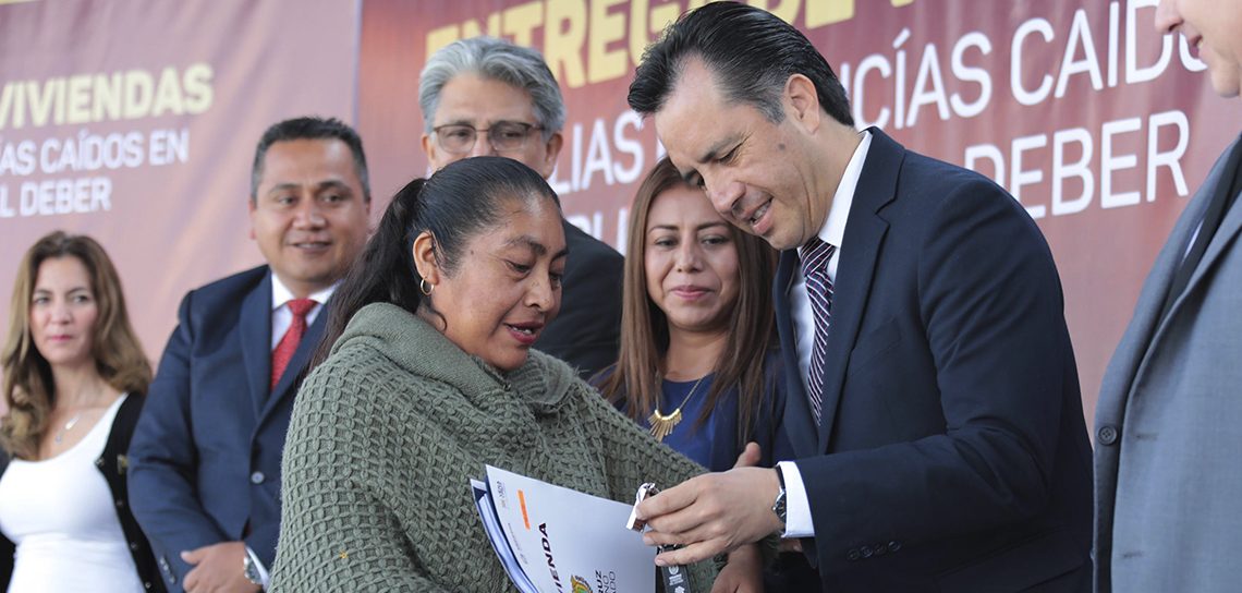 Entrega Gobernador casas a familiares de policías caídos en cumplimiento de su deber