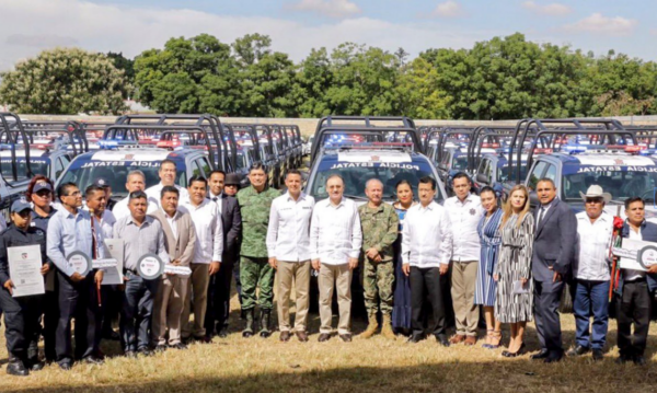 Gobiernos de Oaxaca y México entregan más de 105 mdp en vehículos y uniformes a instituciones de seguridad pública