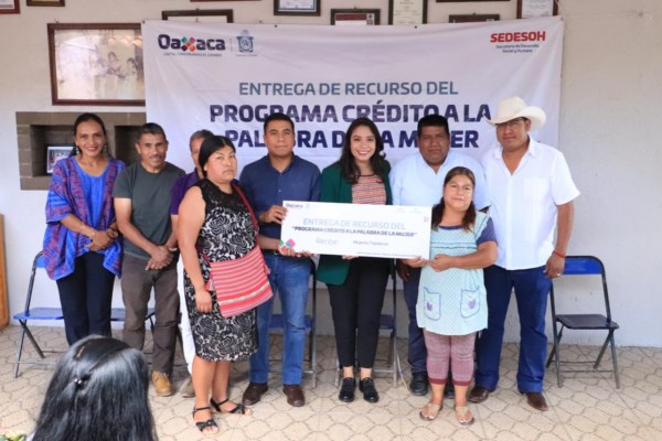 Mujeres artesanas de Santo Tomás Jalietza reciben Créditos a la Palabra