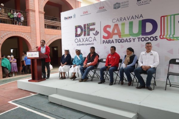 Por segundo día consecutivo, Caravana DIF entrega apoyos y servicios médicos en la Sierra Norte