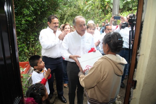 Cumple JM Carreras compromiso de abatir rezago en vivienda en Xilitla