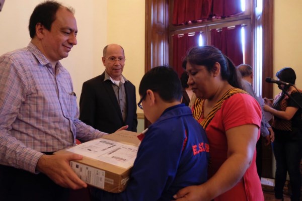 Celebra Seculta apoyo a infantes con equipo de cómputo adaptado