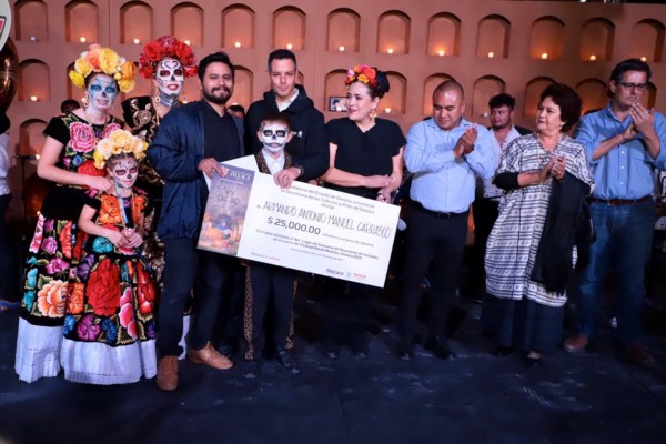 Con alegría, júbilo y tradición, familias oaxaqueñas  recuerdan a sus seres queridos