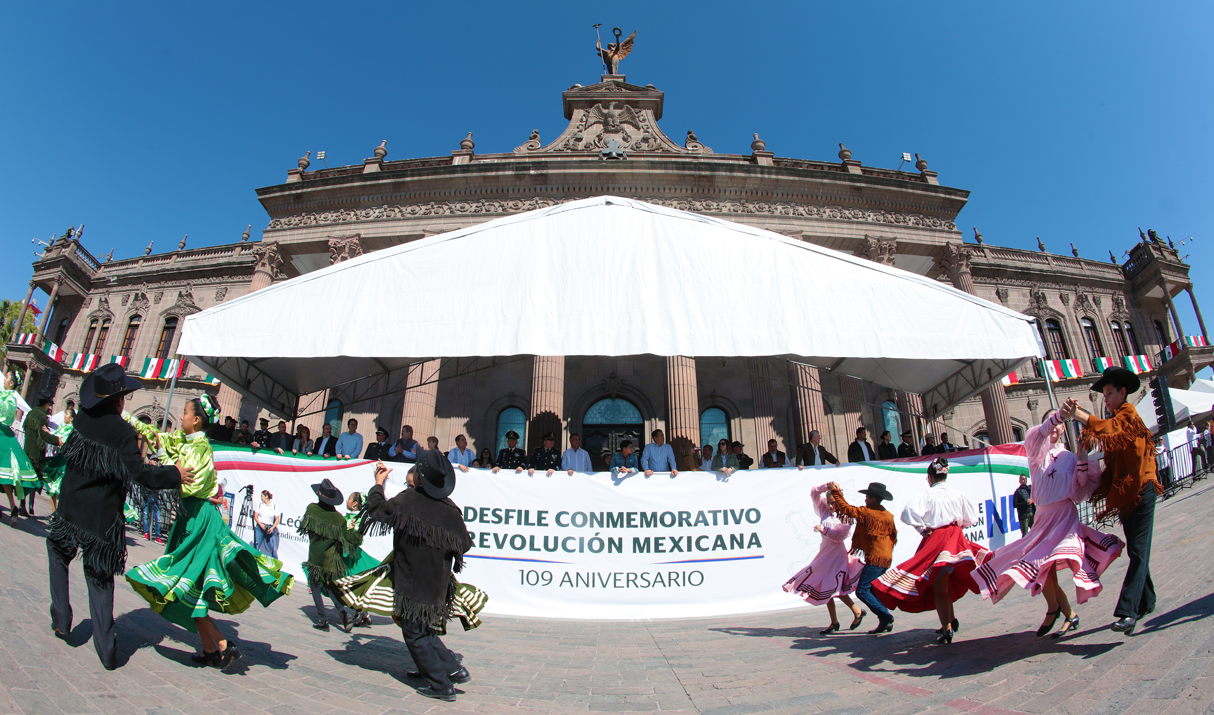 Conmemora Gobernador desfile de la Revolución