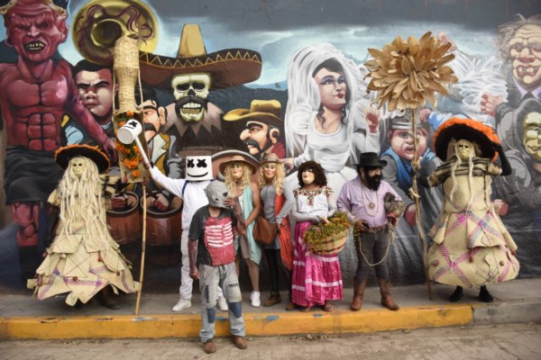 En Oaxaca de Juárez las comparsas son elíxir de vida para Día de Muertos