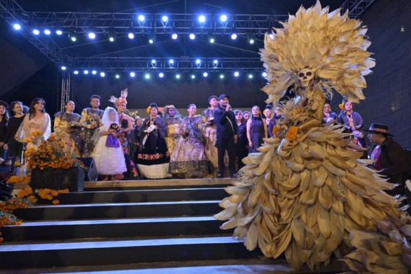 Enamora Alejandra Robles con concierto en Plaza de la Danza para celebrar a la muerte