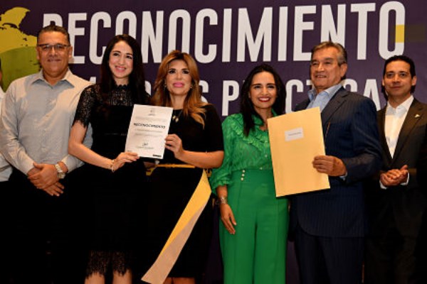 Reconoce Gobernadora Pavlovich esfuerzo y creatividad de servidores públicos