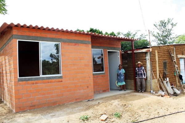 Avanza Sinfra en trabajos de construcción de 687 cuartos dormitorio en localidades de seis regiones