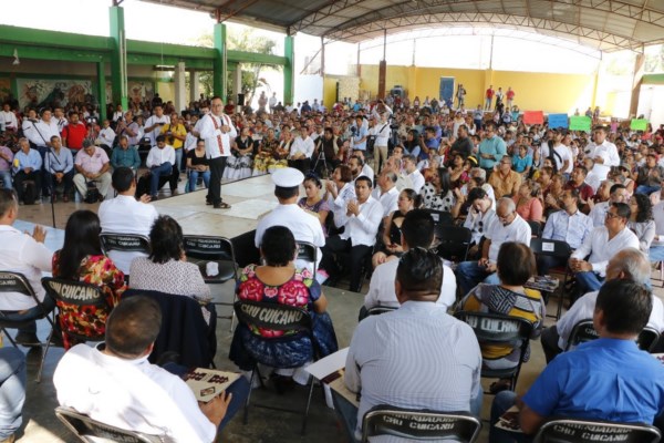 Arropan pueblos del Istmo a Pável Meléndez en su Primer Informe Legislativo
