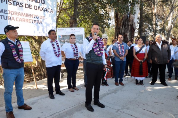 Cumple Alejandro Murat compromisos con habitantes de San Pablo Villa de Mitla