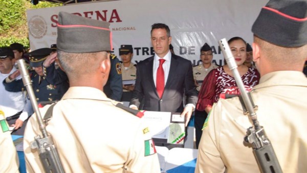 Entrega Alejandro Murat cartillas liberadas a jóvenes  del Servicio Militar Nacional