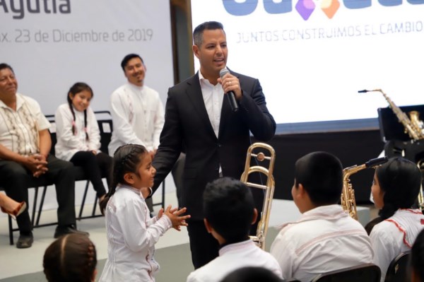 Entrega Alejandro Murat instrumentos musicales a la Banda Filarmónica de Ayutla, Mixe