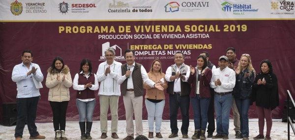 Entrega gobernador Cuitláhuac García 53 viviendas en Coatzintla