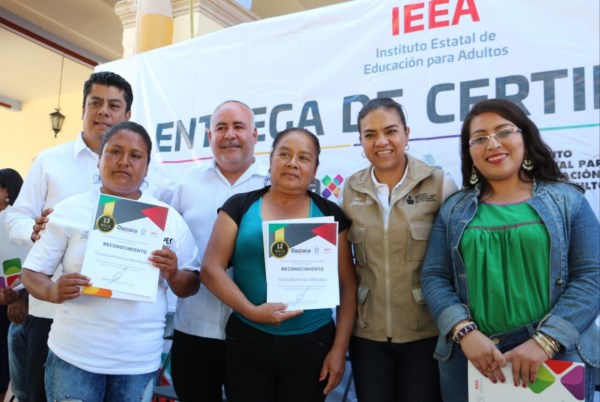 Entrega Miriam Liborio 130 certificados de estudio a mujeres y hombres en Ocotlán