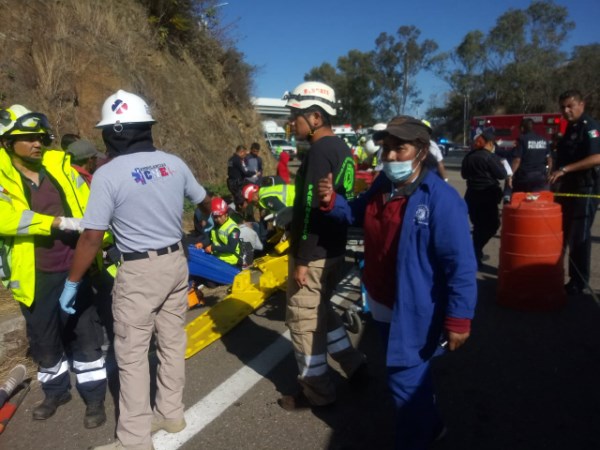 Atiende Gobierno accidente de autobús en carretera de Oaxaca