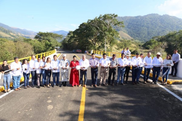 Tras 15 años, Coahuayana estrena puente que potenciará su economía