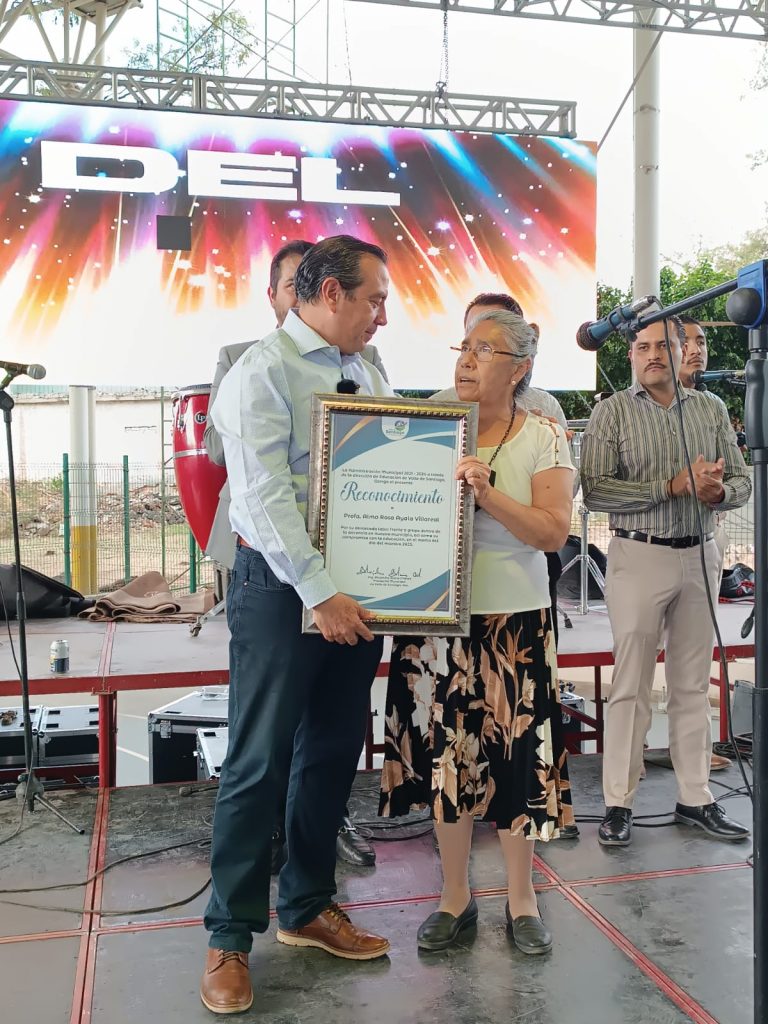 Se reconoce la labor de maestras y maestros de Valle de Santiago