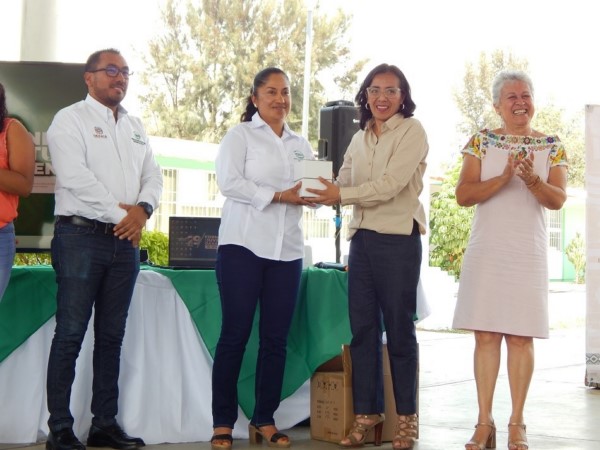 Entregan equipos para conectividad a internet a planteles del IEBO