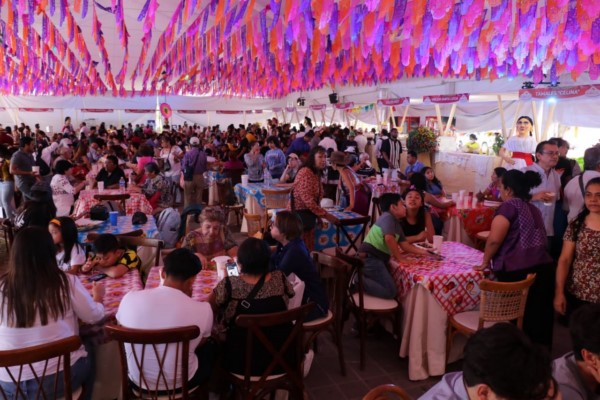 Como en casa, visitantes del tianguis gastronómico Desde mis raíces con sus sabores