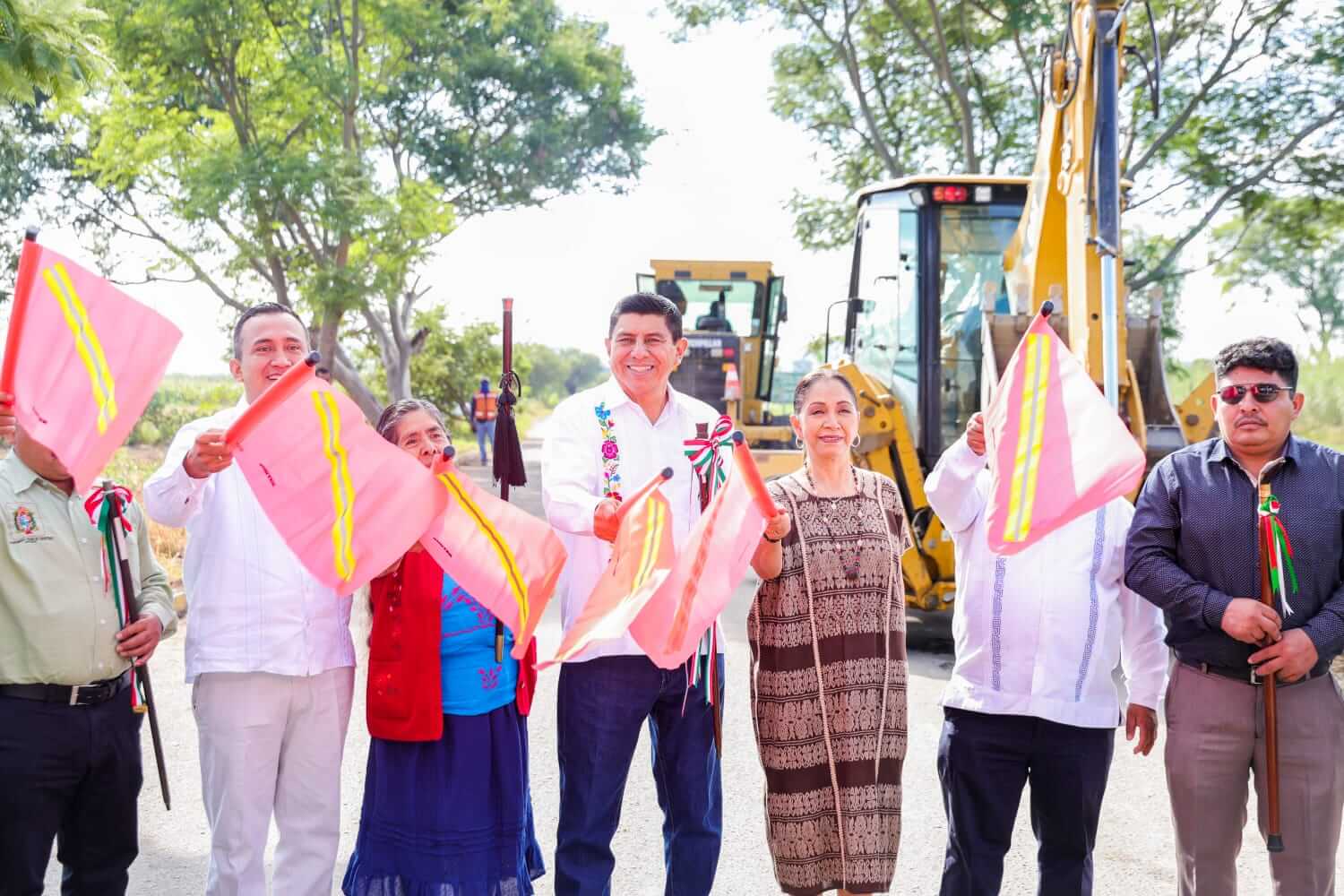 Da Salomón Jara Cruz banderazo de inicio del programa Caminos Bienestar