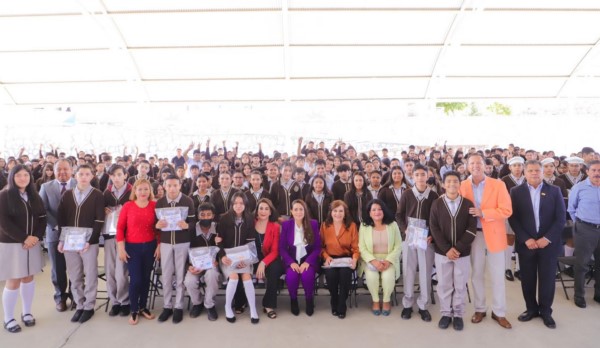 Entrega Tere JIménes Nueva Infraestructura Educativa y uniformes escolares en San Francisco de Los Romo