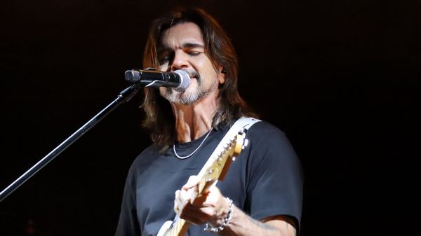 Emociona Juanes a más de 15 mil juarenses en la Plaza de la Mexicanidad