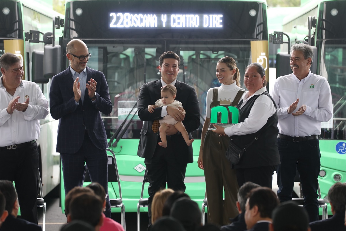 Entrega Samuel García más de 300 nuevas unidades; suman ya mil 500 camiones de transporte público