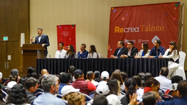 Estudiantes asisten al Magno Evento Recrea Talento