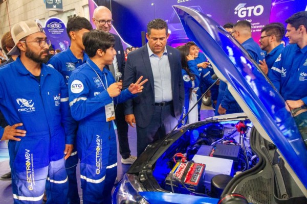 Presentan conversión de vehículos de combustión interna a eléctrica diseñados por estudiantes y docentes de educación media superior y superior de Guanajuato