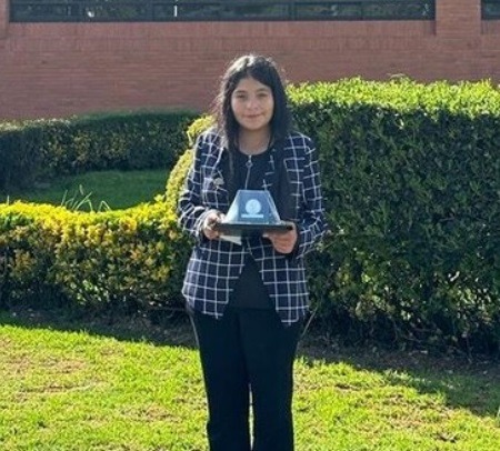 Recibe alumna rarámuri del Conalep Cuauhtémoc presea a nivel nacional