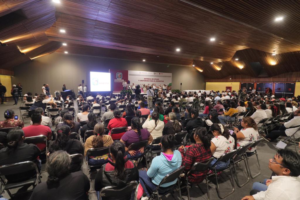 Inicia Gobierno Estatal entrega de útiles y uniformes escolares