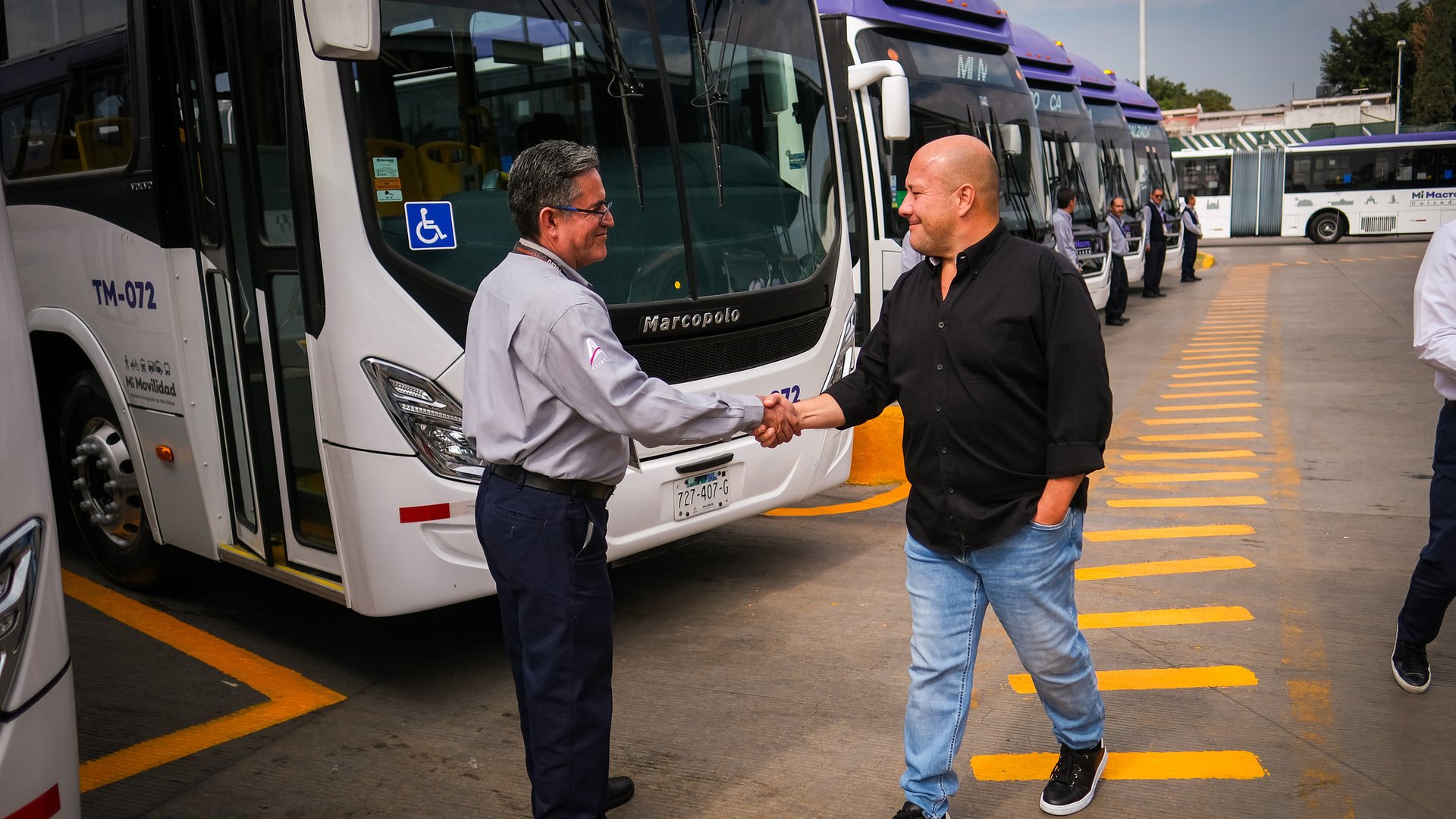 Llegan nuevos autobuses a Mi Macro Calzada; entrega Alfaro unidades que disminuirán los tiempos de espera