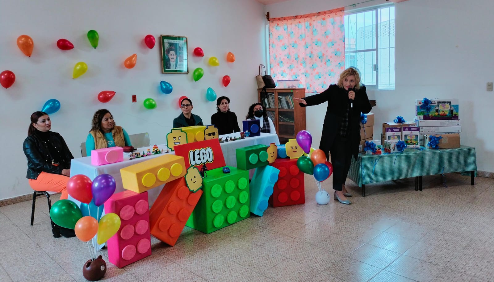 Niñas y niños de nivel preescolar reciben equipo de First Lego en Acámbaro.