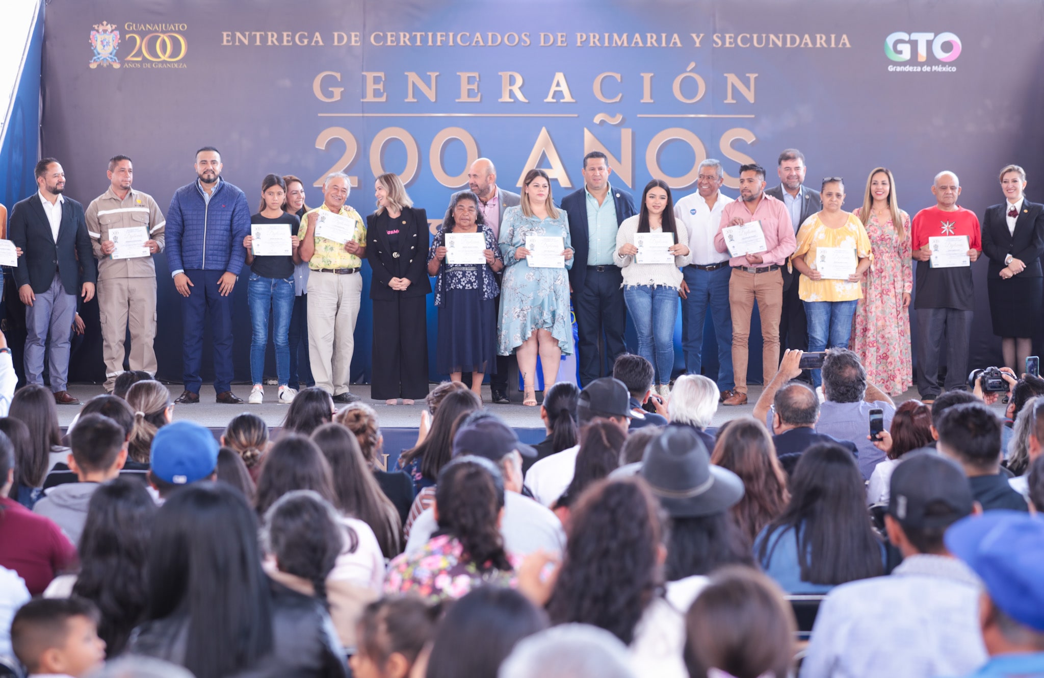 Preside Gobernador entrega de 1 mil certificados de Primaria y Secundaria