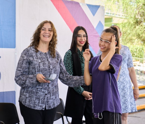 Apoya Estado a más de 8 mil estudiantes de Educación Básica con anteojos gratuitos