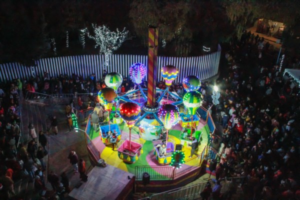 Disfrutan zacatecanos y visitantes de una “Navidad Encantada” en la pista de patinaje sobre hielo y parque de diversiones