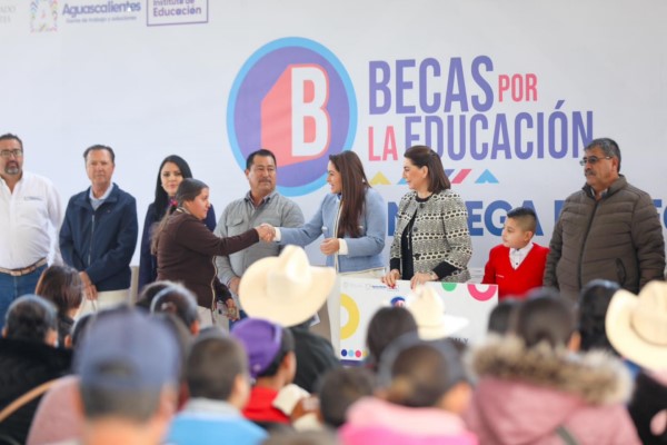 IMPULSA TERE JIMÉNEZ A ESTUDIANTES DE EL LLANO A TRAVÉS DE LA ENTREGA DE BECAS ACADÉMICAS