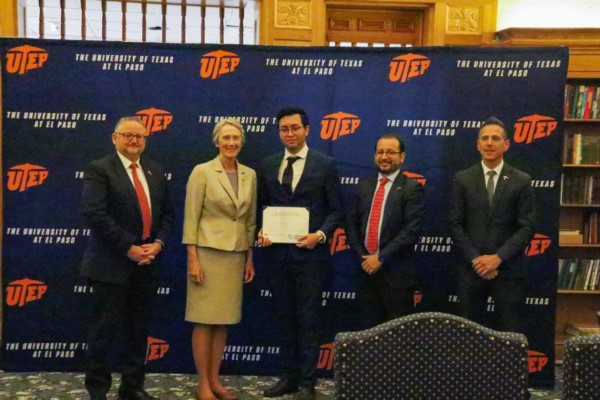 Otorga Estado becas de posgrado a jóvenes chihuahuenses que estudian en UTEP