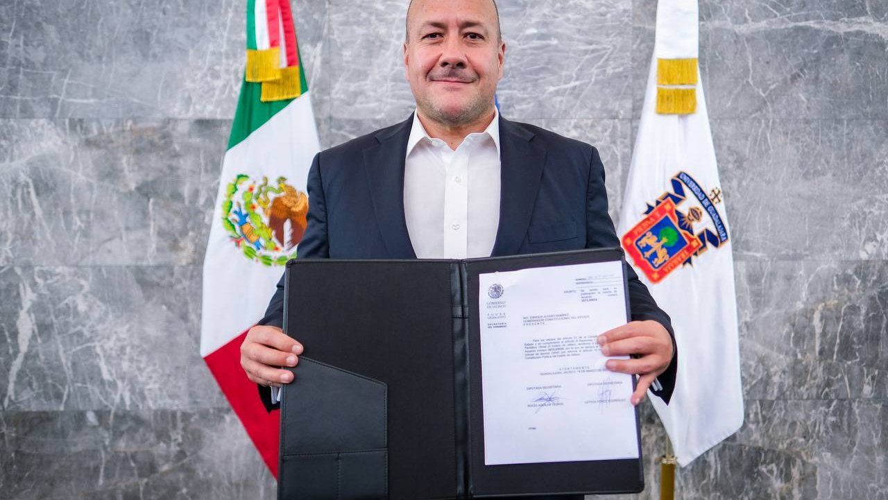 Comienza nueva era en la relación entre el Gobierno de Jalisco y la UdeG, firma Enrique Alfaro decreto en el que se aprueba el Presupuesto Constitucional para la universidad