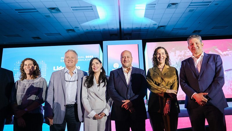 Asiste Enrique Alfaro al Informe Anual 2023 de Claudia Félix directora del Tec de Monterrey Campus Guadalajara