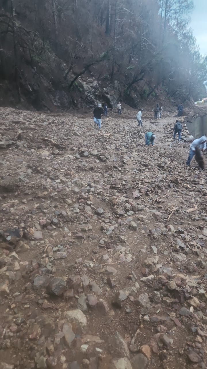 Cierran la circulación a la Sierra de Juárez por deslizamiento de lodo y piedras