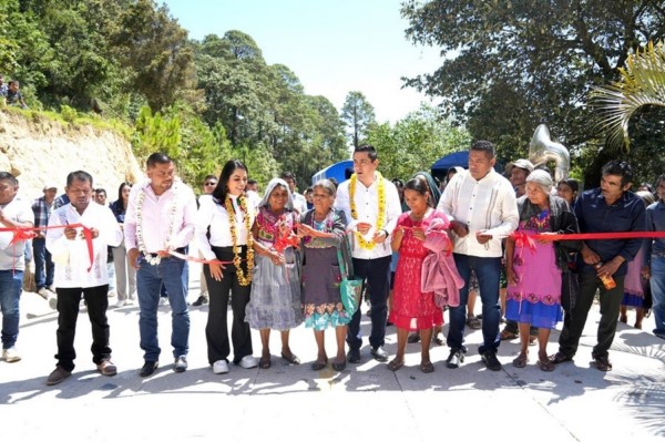 Inauguran primera etapa de pavimentación del camino de acceso a Santa María Amialtepec, Juquila