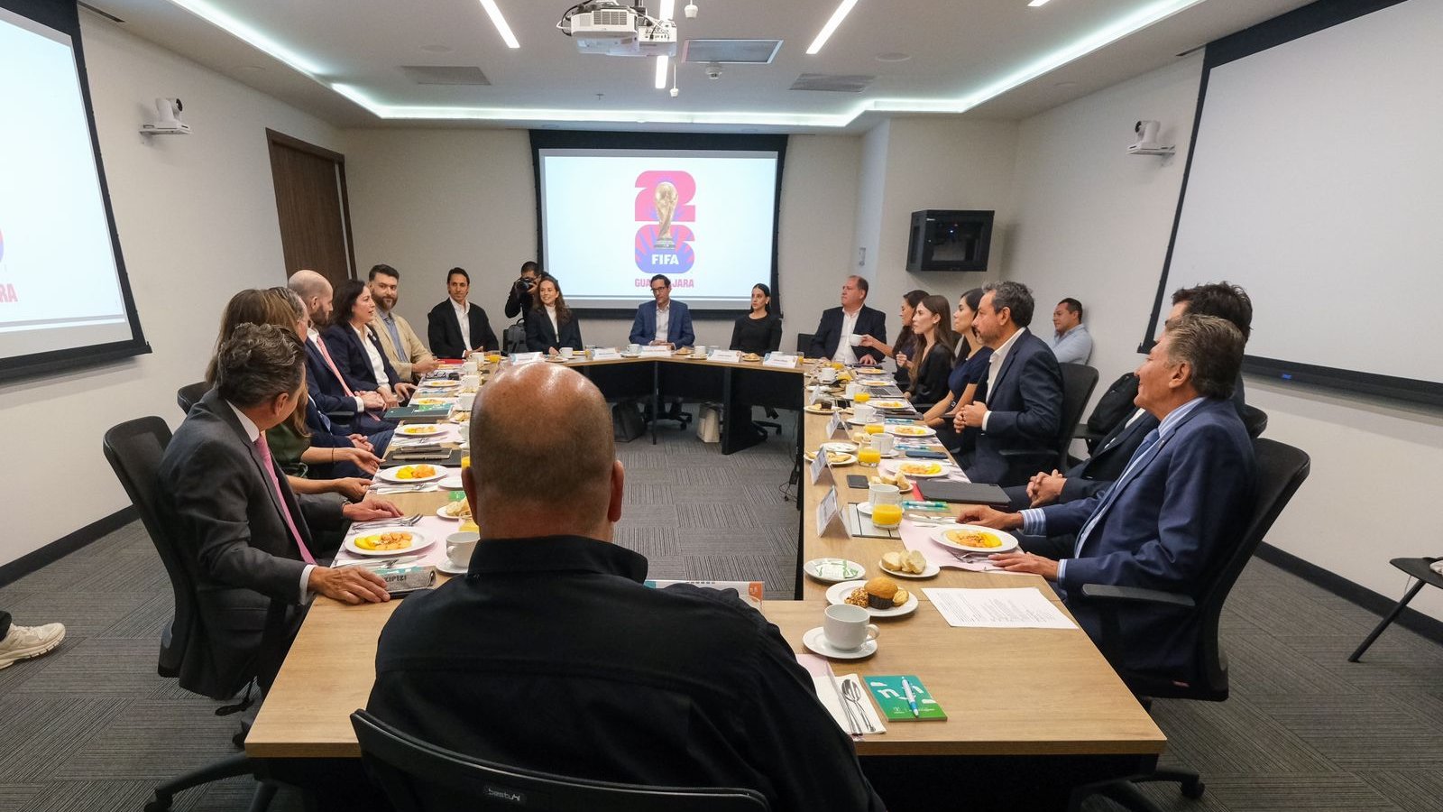 Se reúne Enrique Alfaro, autoridades estatales y municipales electas, y directivos de la FIFA para avanzar en preparación del Mundial México 2026