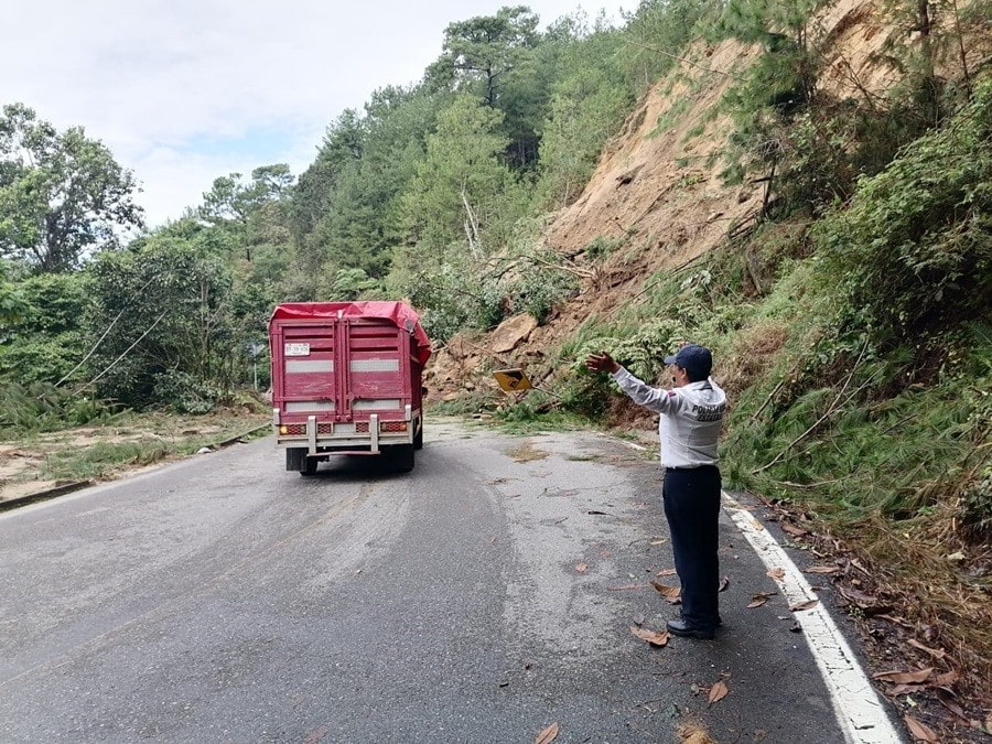 Habilitan carril en carretera local 178 Juquila-Río Grande