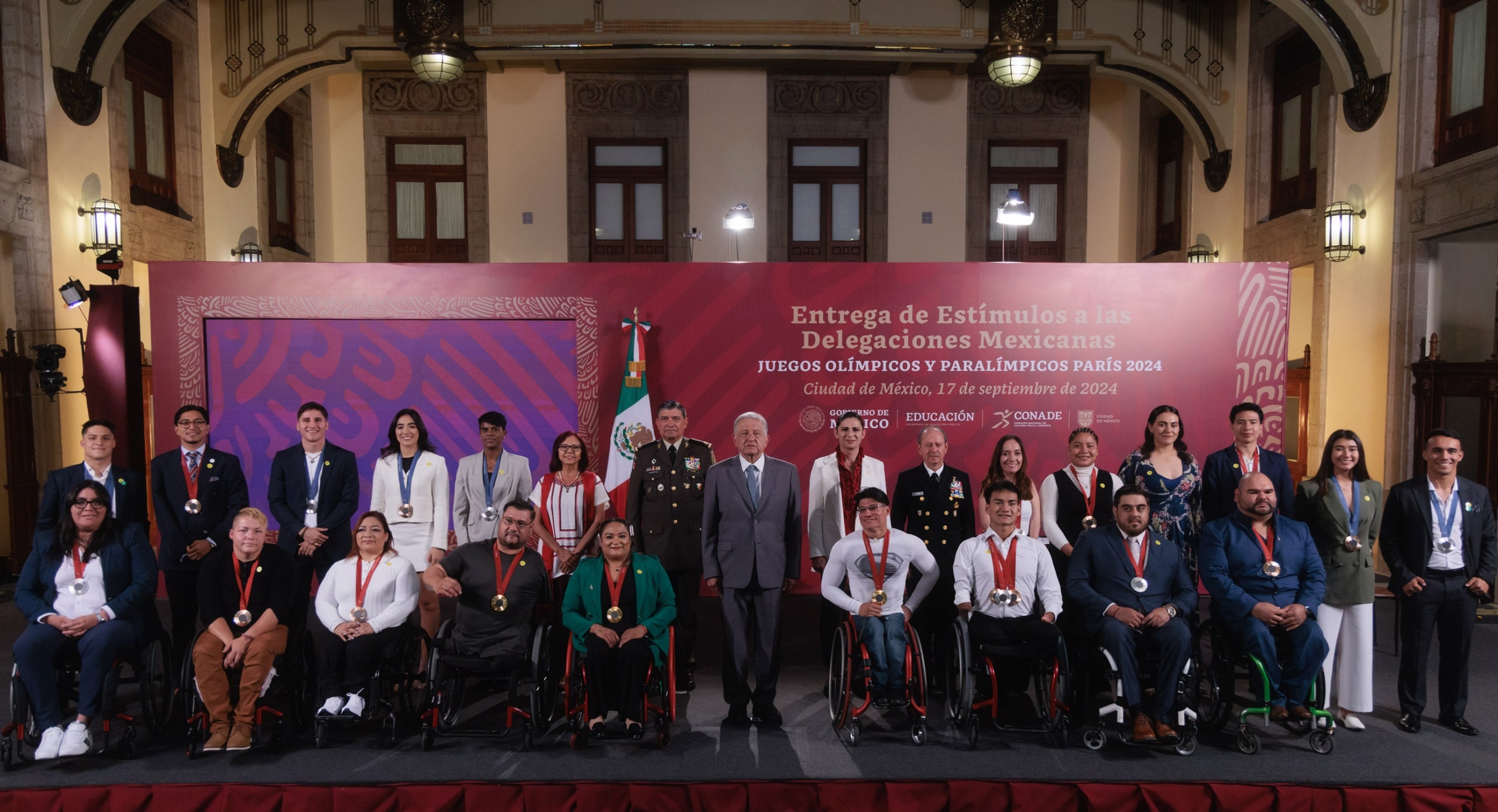 Presidente entrega apoyos a participantes de Juegos Olímpicos y Paralímpicos París 2024; deporte avanzó en la 4T