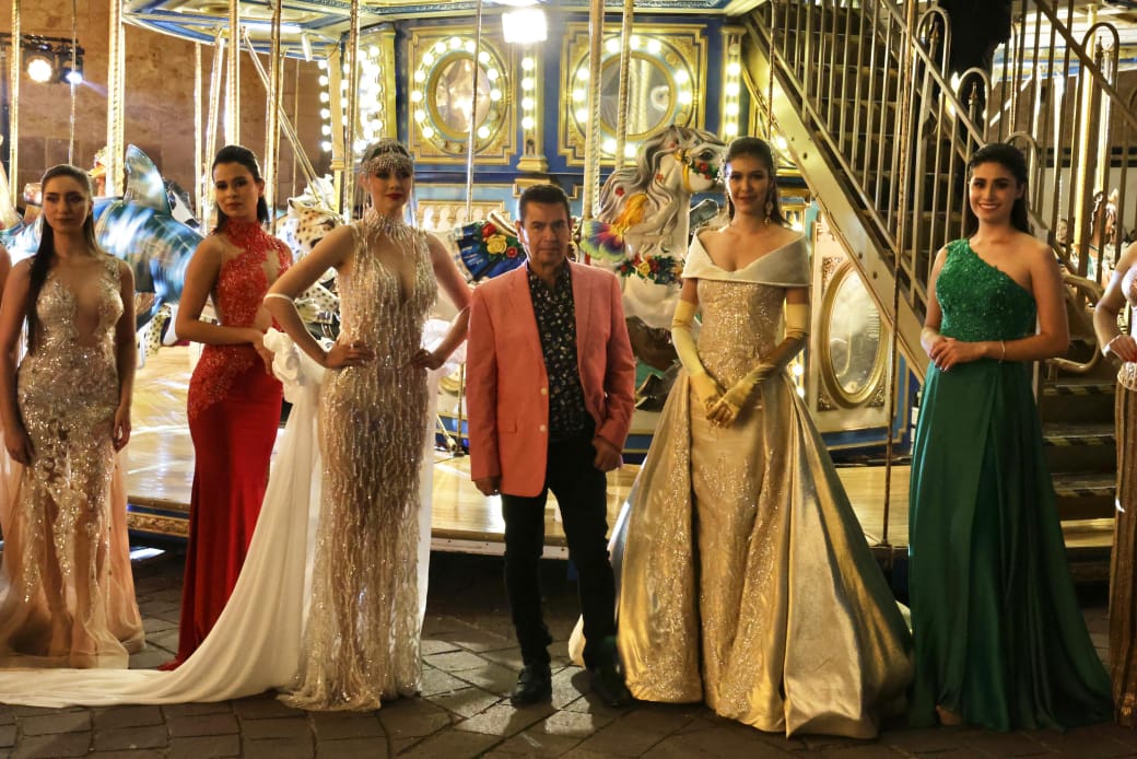 Presenta Hernann Ortega la colección “Shine at Christmas” en Plaza de Armas
