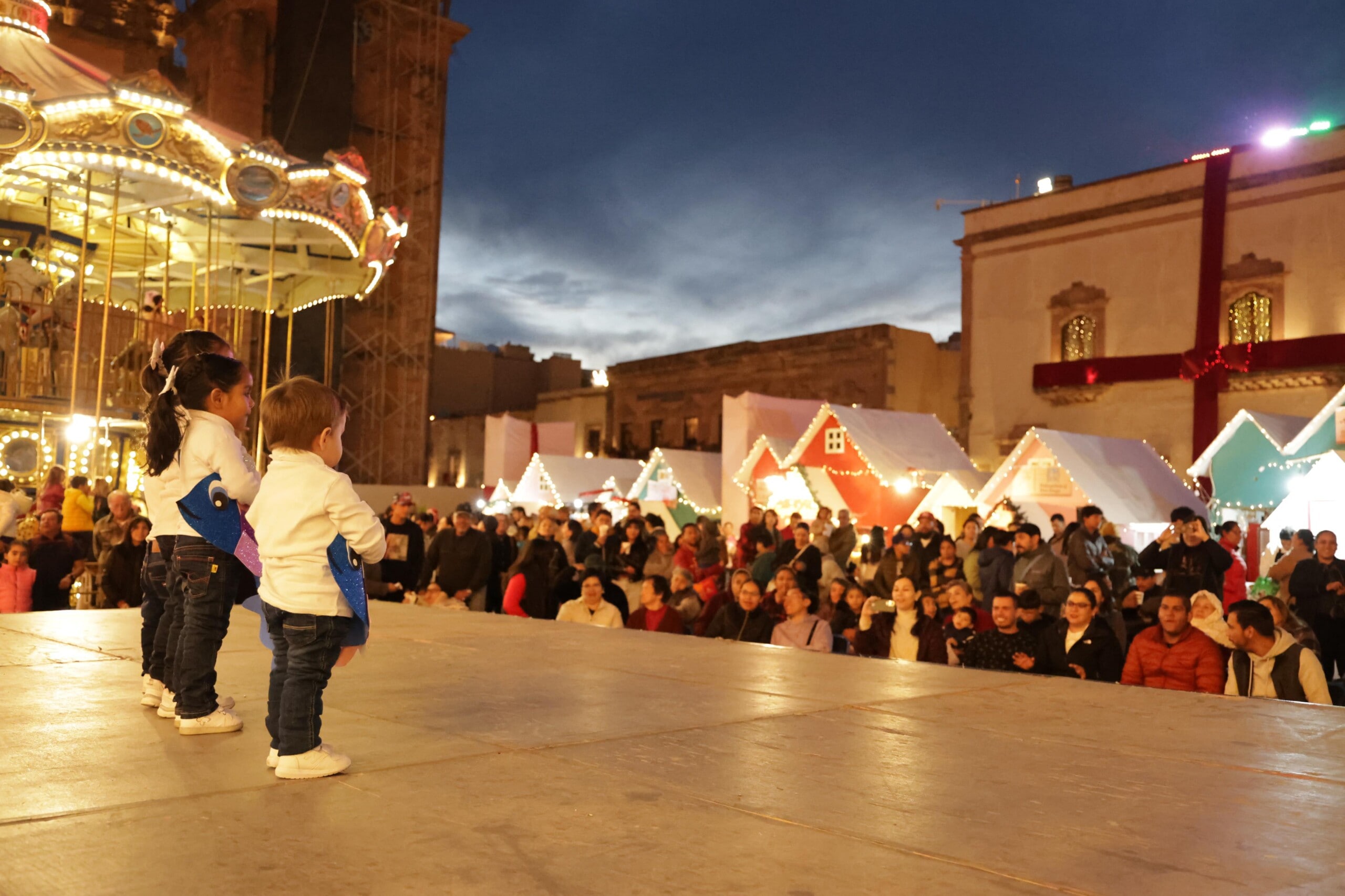 Encantan niñas y niños de Casa Cuna “Plácido Domingo” con presentación navideña en Plaza de Armas