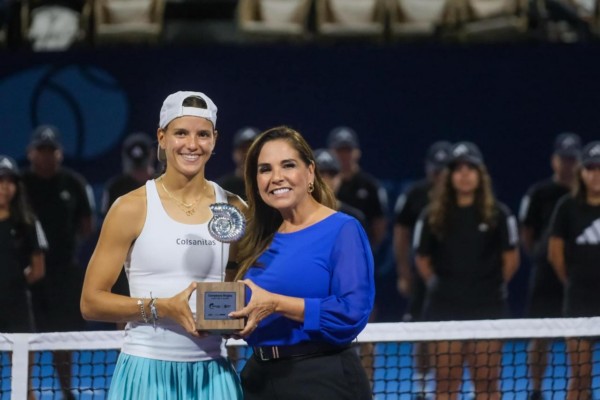Entrega Mara Lezama premiación del Open Tennis Cancún WTA 125 con la colombiana Emiliano Arango como campeona
