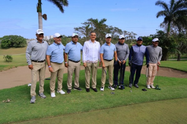 Premia gobernador Américo Villarreal a ganadores de Torneo de Golf DIF Tampico 2025